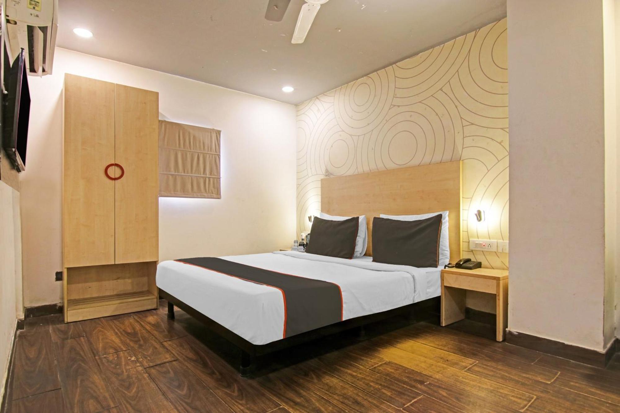 Collection O Slf Mall Sector 30 Hotel Фаридабад Екстериор снимка